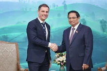 Le Premier ministre Pham Minh Chinh (droite) et le ministre hongrois de la Justice, Bence Tuzon. Photo: VNA