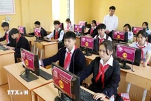 Dans un cours d'informatique dans une école secondaire de la province de Phu Tho. Photo : VNA.