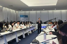 Le professeur associé Vu Minh Khuong lors de la table ronde. Photo : baoquocte.vn 