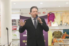 L’ambassadeur américain à Hanoï, Marc Knapper, prend la parole lors de la cérémonie. Photo : thoidai.com.vn