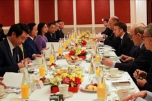 Le petit-déjeuner de travail entre le vice-Premier ministre vietnamien Tran Hong Ha et le président français Emmanuel Macron. Photo : VNA. 