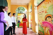 Des panneaux et peintures sur les rituels du Têt Doan Ngo. Photo : hanoimoi.vn