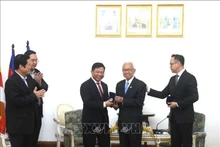 L'ambassadeur du Vietnam au Cambodge, Nguyên Huy Tang (à gauche) et le président du Conseil constitutionnel du Cambodge, Im Chhun Lim. Photo : VNA.