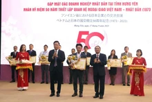 Les dirigeants de la province de Hung Yên ont remis des certificats de mérite aux entreprises japonaises. Photo : NDEL .