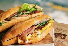 Le "bánh mì" est un aliment de rue pratique, délicieux et nutritif du Vietnam. Photo : booking.com