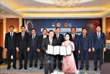 Signature de l'accord de coopération entre des entreprises vietnamiennes et sud-coréennes. Photo: VNA.