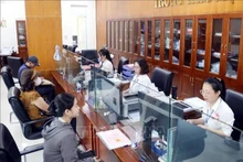 Traitement des procédures administratives au guichet unique de la ville de Dông Hoi, province de Quang Binh (Centre). Photo : VNA. 