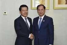 Le ministre vietnamien des Affaires étrangères Bùi Thanh Son (à droite) et le vice-Premier ministre et ministre des Affaires étrangères du Laos, Saleumxay Kommasith. Photo : VNA.