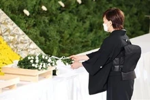 Madame Abe Akien pose une gerbe de fleurs en mémoire de feu le Premier ministre japonais Abe Shinzo lors de la cérémonie de funérailles nationales à Tokyo. Photo : VNA