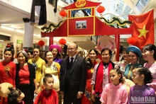 L'ambassadeur du Vietnam en France, Dinh Toàn Thang, pose avec des Vietnamiens de Saintes. Photo : Khai Hoàn & Minh Duy/Correspndants du Journal Nhân Dân en France.
