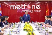 Le Premier ministre Pham Minh Chinh travaille avec les dirigeants de Metfone. Photo : VNA.
