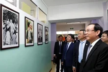 Dans le cadre de la tournée, la délégation a visité la maison d’exposition Hô Chi Minh implantée au campus de l'école éponyme (école n° 14) basée à Oulan-Bator. Photo : sggp.org.vn