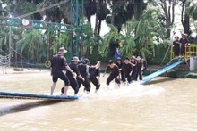 Un des jeux au programme intitulé "Familles vietnamiennes avec des étudiants lao et cambodgiens qui font des études dans la mégapole du Sud" en 2023. Photo: VNA