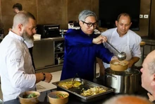 L’ambassadeur vietnamien en Israël, Ly Duc Trung, et les chefs de l’école de cuisine Attilio préparent le " phở " lors de l'événement. Photo : VNA.