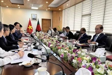 Le vice-ministre vietnamien des Affaires étrangères, Dô Hùng Viêt et son homologue bangladais Masud Bin Momen copréside la 2e consultation politique Vietnam-Bangladesh. Photo : VNA.