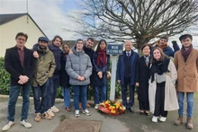Les délégués participent à la cérémonie de commémoration et d'hommage de Raymonde Dien. Photo : VNA.