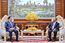 Le Premier ministre vietnamien Pham Minh Chinh (à gauche) et le Président de l’Assemblée nationale cambodgienne, Heng Samrin. Photo : VNA.