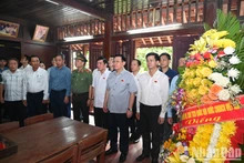 Le Président de l’AN, Vuong Dinh Huê, a rendu hommage au Secrétaire général Lê Duân. Photo : NDEL.