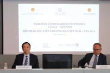 L'ambassadeur du Vietnam en Italie, Duong Hai Hung (à gauche), et le président de l'Agence commerciale italienne (ICE), Carlo Ferro. Photo: VNA 