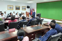 Le Premier ministre prend la parole lors de la rencontre avec les responsable de l'hôpital Cho Rây-Phnom Penh. Photo : VOV. 