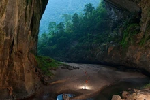 L’entrée de la plus grande grotte du monde, Son Doong. Photo : Lonely Planet .