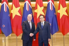 Le président de l’Assemblée nationale Trân Thanh Mân (droite) et le Premier ministre néo-zélandais Christopher Luxon. Photo : VNA 