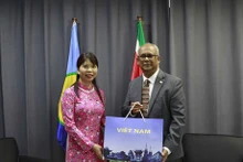 L'ambassadrice du Vietnam au Suriname Pham Thi Kim Hoa et le ministres des Affaires étrangères, du Commerce et de la Coopération internationale Albert Ramdin. Photo : VNA.