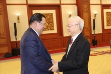 Le Secrétaire général du Comité central du PCV, Nguyên Phu Trong (à droite), et du Président du PPC, également Premier ministre cambodgien, Samdech Techo Hun Sen. Photo : VNA.