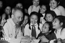Une délégation d'élèves de l'école Trung Vuong est venue féliciter l'Oncle Ho pour son anniversaire, le 19 mai 1958, au Palais présidentiel. Photo d'archives : VNA