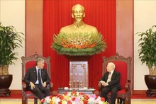 Le Secrétaire général du Parti communiste du Vietnam (PCV), Nguyên Phu Trong (à droite), et son homologue du Mouvement de la gauche unie (MIU) de la République dominicaine, Miguel Mejía. Photo : VNA.