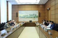 Le vice-ministre vietnamien de l’Agriculture et du Développement rural, Phùng Duc Tiên, a tenu lundi une rencontre avec le représentant du ministère russe de l’Agriculture. Photo : dbnd.vn