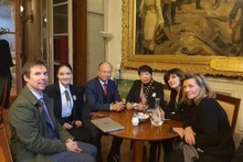 La présidente de la Commission des affaires sociales de l’Assemblée nationale du Vietnam et présidente du Groupe parlementaire d’Amitié Vietnam - France, Nguyên Thuy Anh avec la vice-présidente du Groupe France - Vietnam du Sénat français Laurence Muller-Bronn. Photo : VNA.