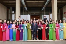 Le Président de l'Assemblée nationale (AN) du Vietnam, Vuong Dinh Huê, et des représentantes exceptionnelles du Club des Femmes journalistes du Vietnam. Photo : VNA.