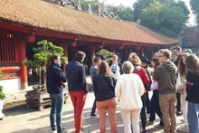 Touristes étrangers au Temple de la Littérature à Hanoï. Photo : VNA.