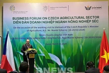 Le ministre tchèque de l'Agriculture, Marek Vyborny s'exprime lors du forum. Photo : VNA.
