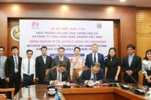 La cérémonie de signature du protocole d'accord entre Huawei et l'UTC. Photo : baodautu.vn