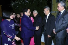 Le Premier ministre Pham Minh Chinh rencontre des représentants de la communauté vietnamienne de Hongrie à Budapest. Photo : VNA.