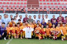 Le Premier ministre Pham Minh Chinh et des joueuses vietnamiennes. Photo : NDEL.