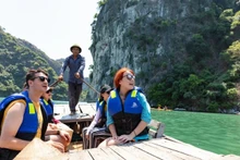Touristes visitant la baie de Ha Long, patrimoine naturel mondial. Photo : VNA.