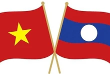 Drapeaux nationaux du Vietnam et du Laos. Photo: NDEL