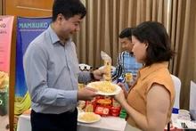 Tran Duc Quyen, chef du département des ventes de la société à responsabilité limitée Nguyen Hong, a parlé des produits de l’entreprise qui ont obtenu la certification halal. 