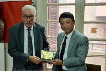 Le professeur associé, le Dr Nguyên Ngoc Hà (à droite), rédacteur en chef adjoint de la Revue Communiste et le secrétaire général du Parti communiste égyptien, Salah Adly. Photo : VNA.