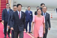 Le Président philippin Ferdinand Romualdez Marcos Jr. et son épouse arrivent à l’aéroport international de Nôi Bài (en banlieue de la capitale Hanoï). Photo : VNA.