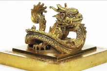 Le sceau en or 'Hoàng dê chi bao' remis au Vietnam par la France