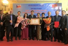 L'ambassadrice Nguyên Phuong Nga, présidente de l'Union des organisations d'amitié du Vietnam (5e à partir de la droite), remet un satisfecit du Premier ministre à l'Association d'amitié Vietnam - République tchèque. Photo : VNA.