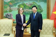 Le Vice-Premier ministre permanent Pham Binh Minh et la gouverneure de l'Oregon (États-Unis), Katherine Brown. Photo : VNA.