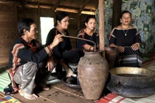 Outre des maisons longues traditionnelles, de nombreux Ede continuent de fabriquer du « rượu cần » et de tisser des brocatelles. Photo : VOV.