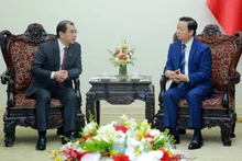 Le Vice-Premier ministre Trân Hông Hà (à droite) reçoit le directeur général du groupe China Energy, Qiao Xubin. Photo : VGP.