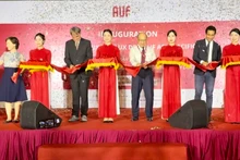 Coupe de banderole d’inauguration des nouveaux locaux de l’AUF - Asie-Pacifique situés au sein de la HUST, le 2 avril. 