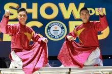 Les deux artistes de cirque Quôc Co et Quôc Nghiêp. Photo : VietnamPlus.